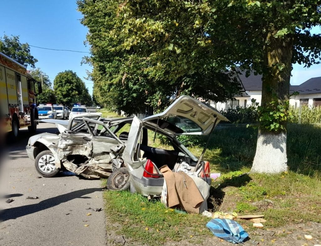 Accident rutier produs în localitatea Frătăuții Vechi, cu două autoturisme implicate și două victime încarcerate
