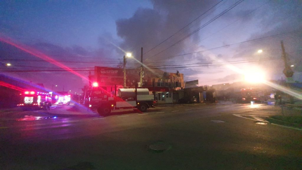 Incendiu la un chioșc Roti-Grill, extins la acoperișul unei clădiri