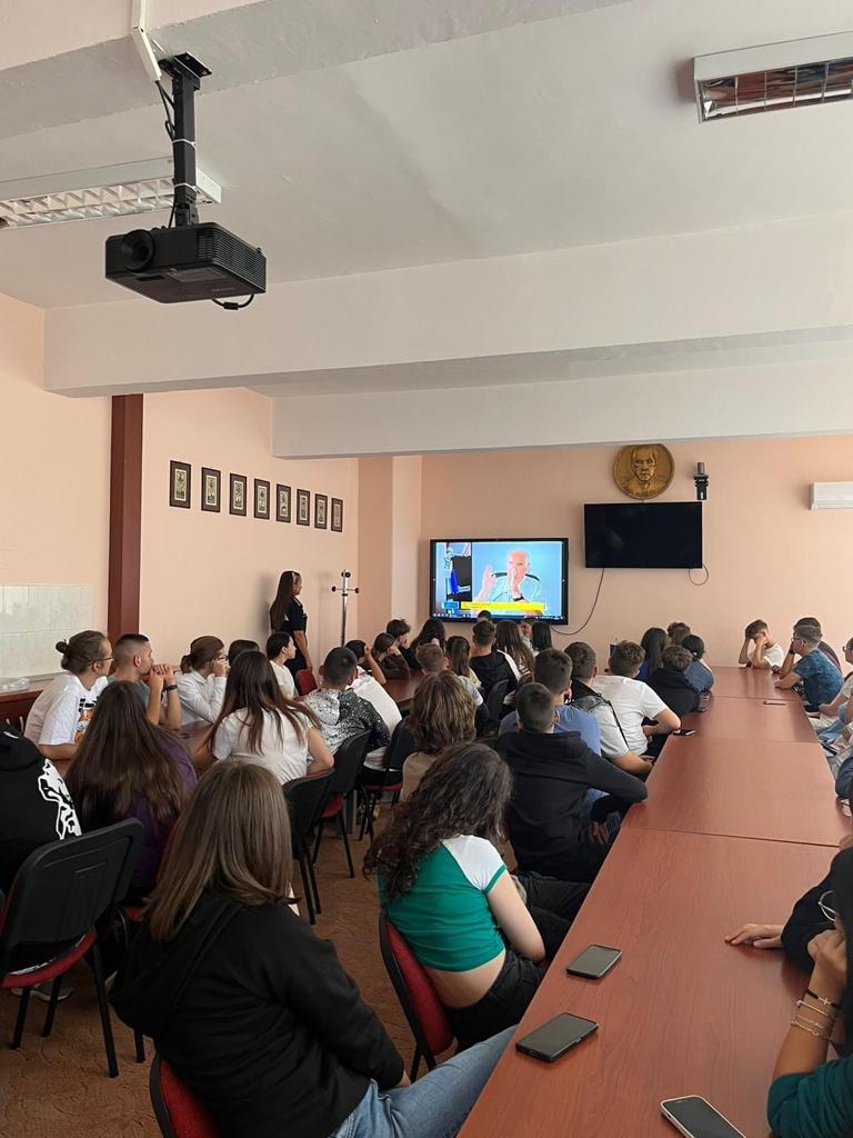 Polițiștii mureșeni au stat de vorbă cu elevii de liceu 