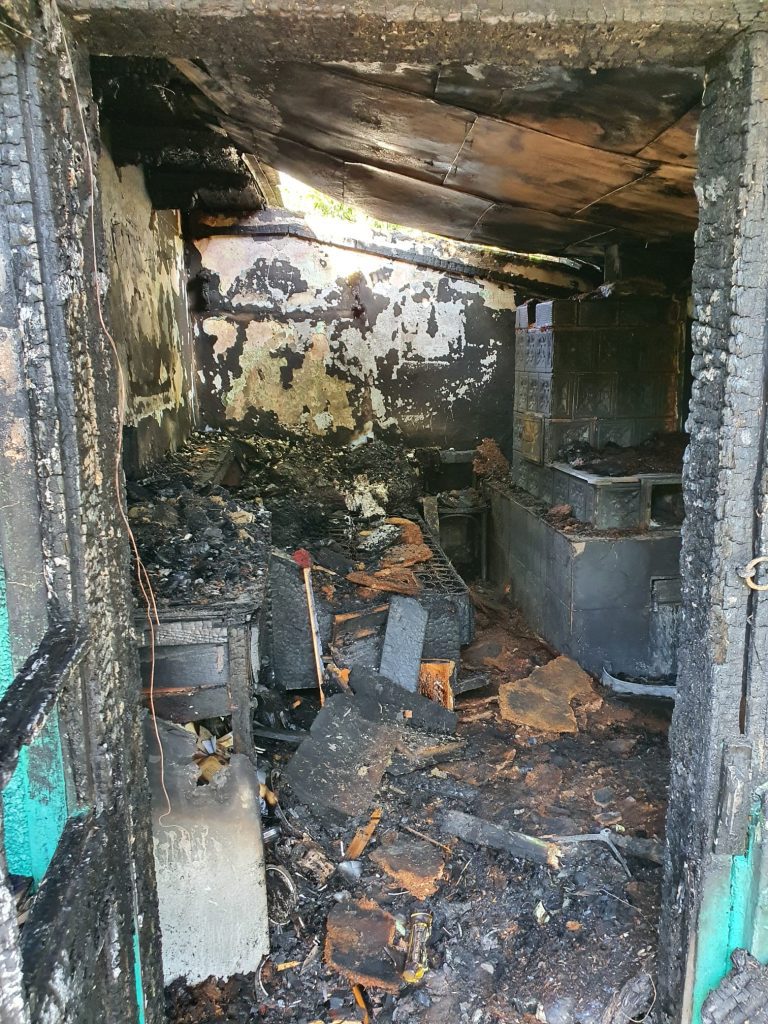 A scăpat o lumânare aprinsă pe jos și a provocat incendierea casei