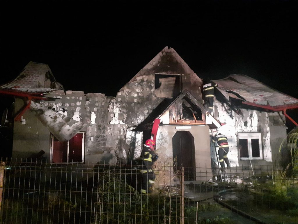 Incendiu izbucnit într-o locuință din localitatea Bârzești
