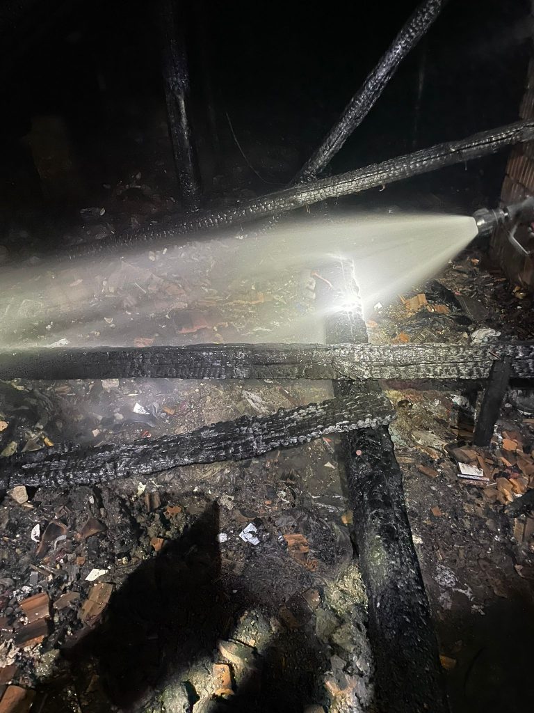 Harghita: Incendiu izbucnit la acoperișul unui bloc de locuințe