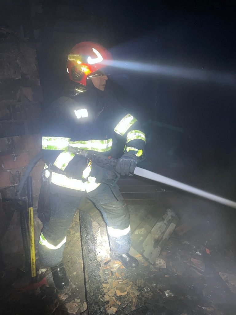 Harghita: Incendiu izbucnit la acoperișul unui bloc de locuințe