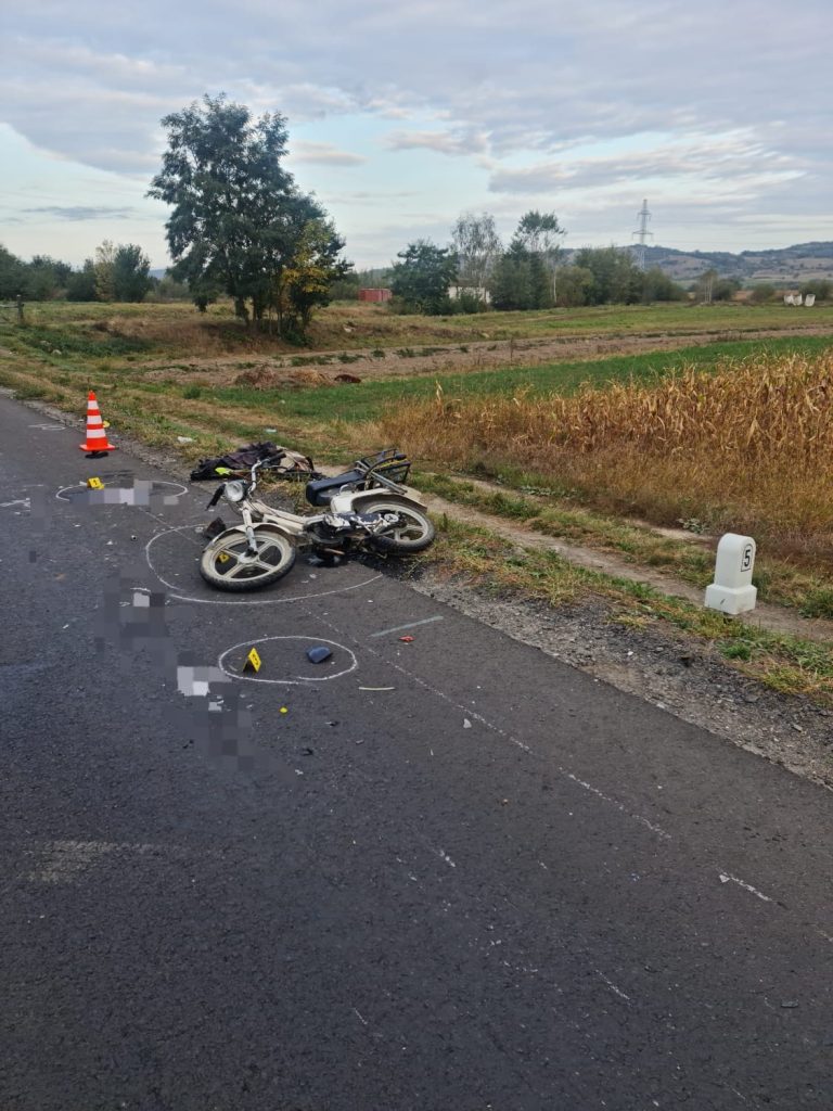 Moped lovit de autoturism