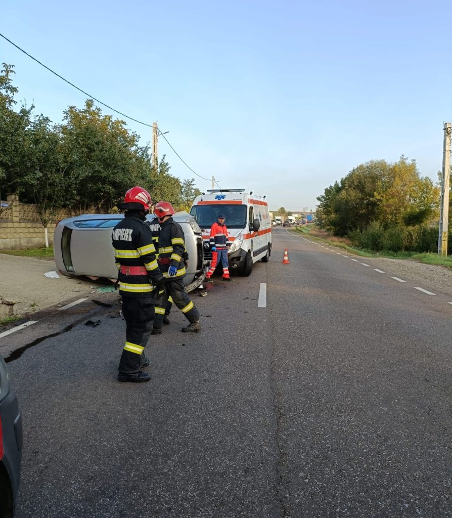 Autoturism răsturnat pe partea carosabilă în localitatea Bunești