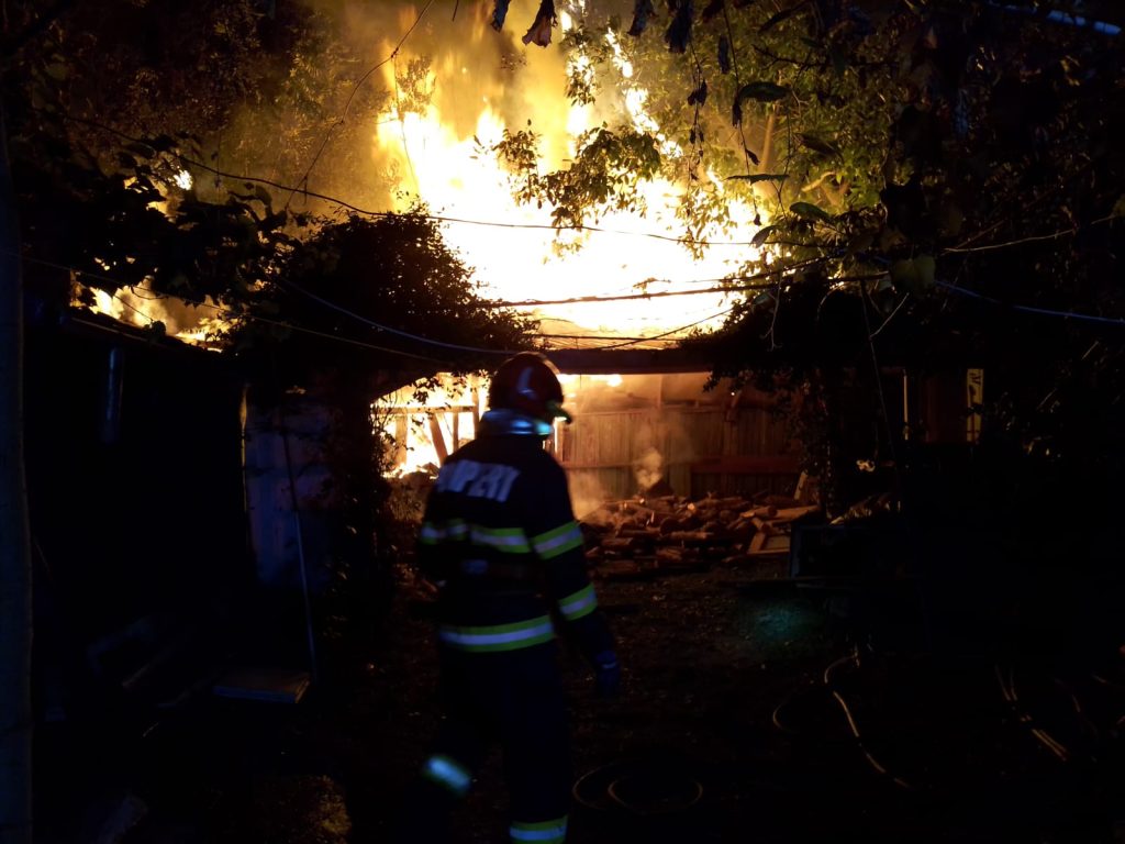 incendiu izbucnit într-o locuință din localitatea Uricari, comuna Voinești