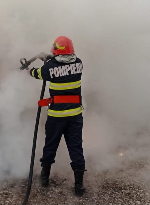 Incendiu izbucnit la un gard din material plastic, în municipiul Bârlad