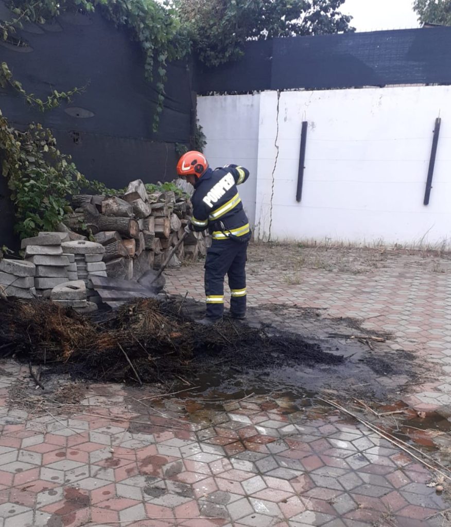 Incendiu izbucnit la un gard din material plastic, în municipiul Bârlad