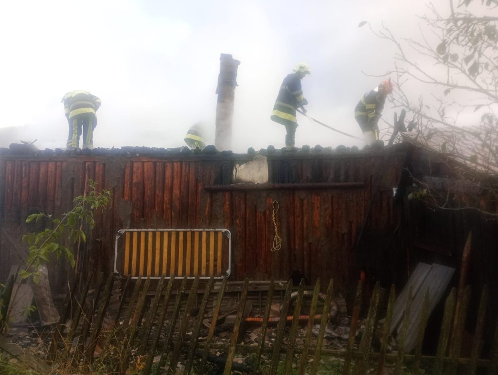 Incendiu la un acoperiș al unei case în localitatea Mălini 