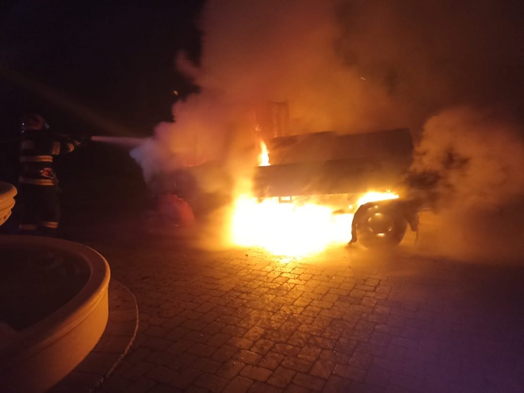O autoutilitară a ars în curtea unei locuințe din Ipotești O autoutilitară a ars în curtea unei locuințe din Ipotești