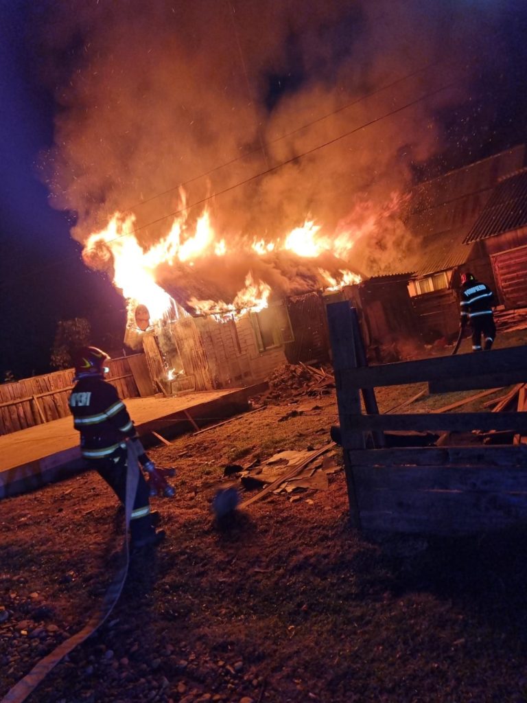 Incendiu în localitatea Frasin, la acoperișul unei locuințe