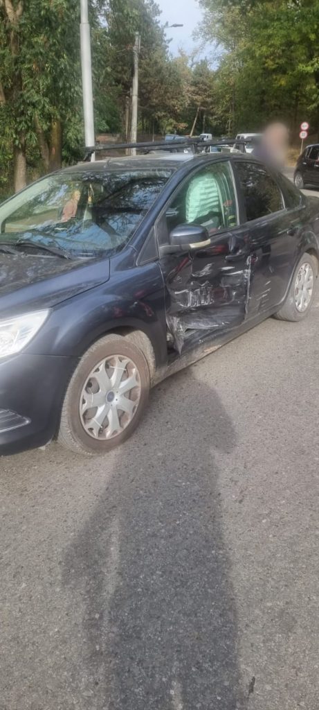 Coliziune între două autoturisme, în municipiul Suceava