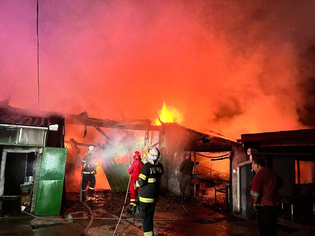 Stingerea unui incendiu izbucnit în localitatea Loamneș