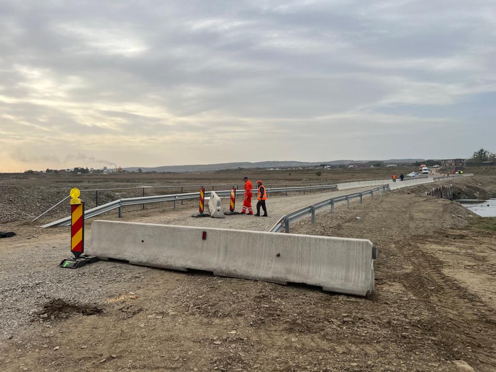 Pe amplasamentul podului provizoriu peste râul Suceava, din Milișăuți