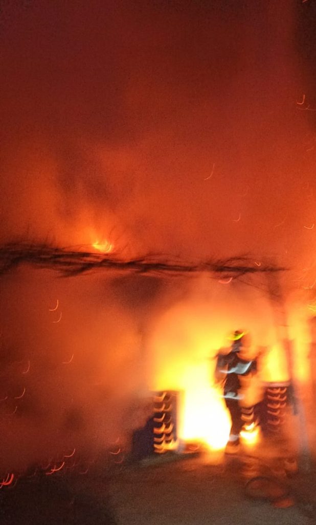 Incendiu izbucnit într-un depozit pentru materiale de construcții