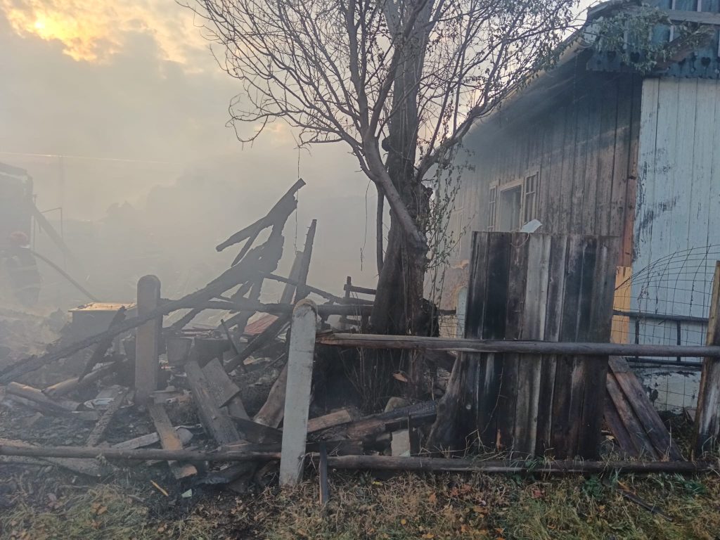 Incendiu care se manifestă la două gospodării, în localitatea Straja