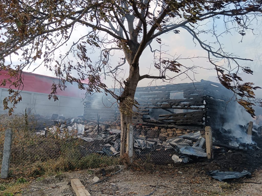 Incendiu care se manifestă la două gospodării, în localitatea Straja