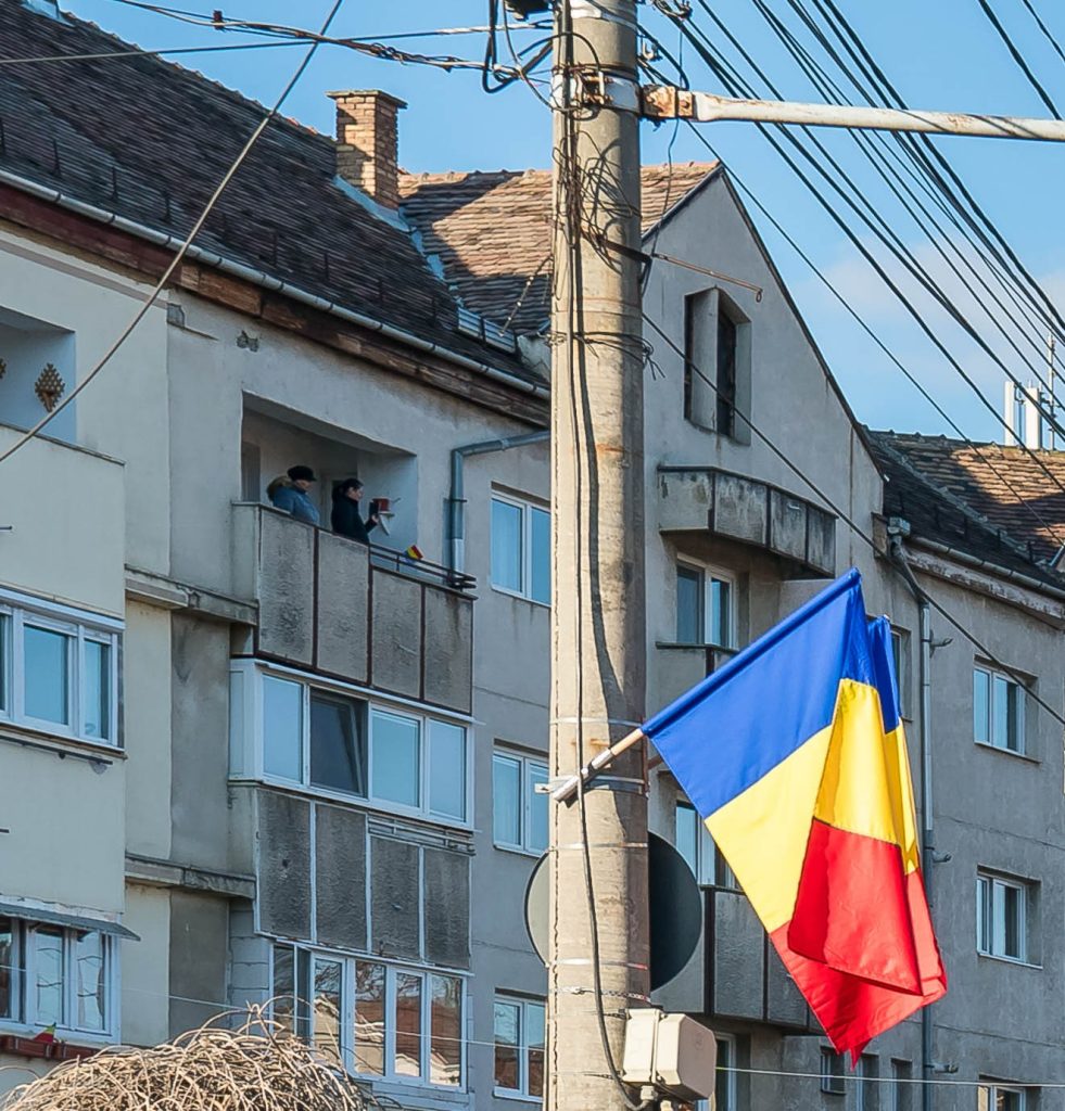 Montarea drapelelor naționale la Mediaș