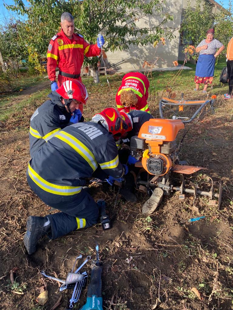 Un bărbat și-a prins ambele picioare într-o motosapă