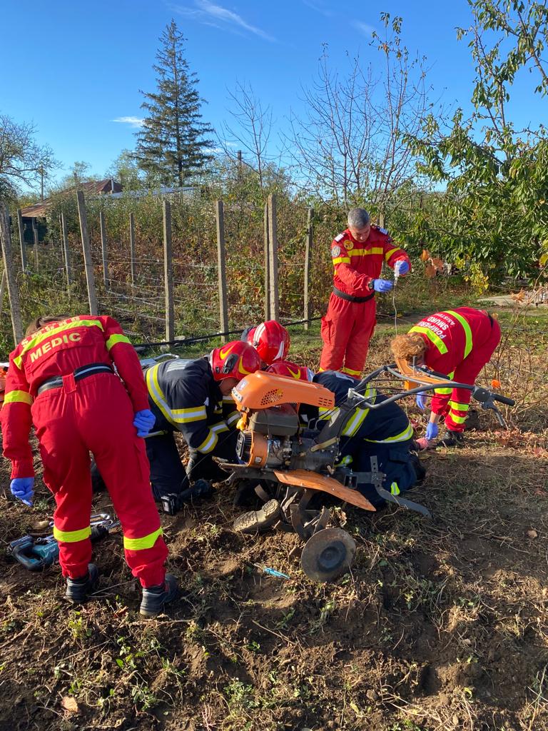 Un bărbat și-a prins ambele picioare într-o motosapă