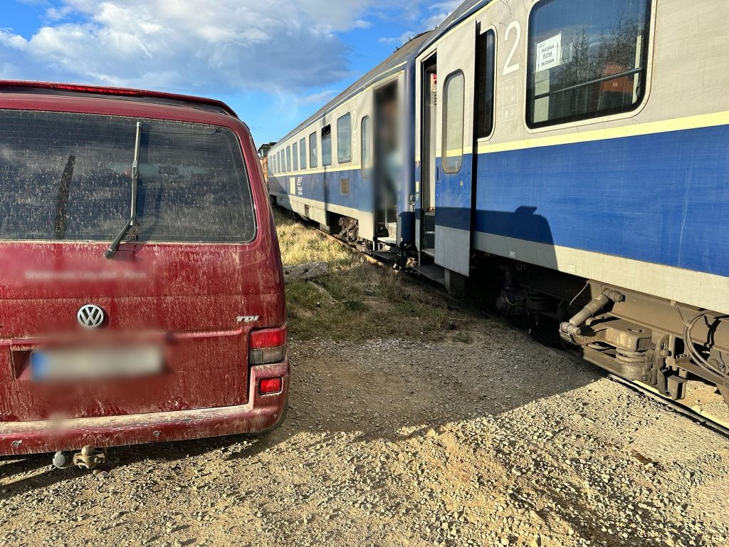 Autovehicul acroşat de trenul Suceava-Putna, la o trecere la nivel cu calea ferată