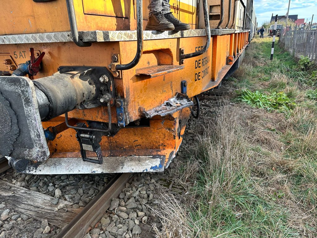 Autovehicul acroşat de trenul Suceava-Putna, la o trecere la nivel cu calea ferată