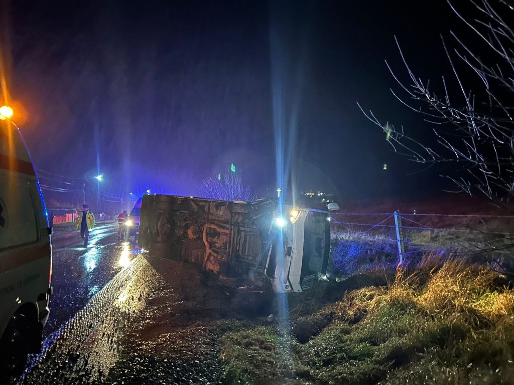 Miniautocar răsturnat în afara părţii carosabile, pe drumul E85, 