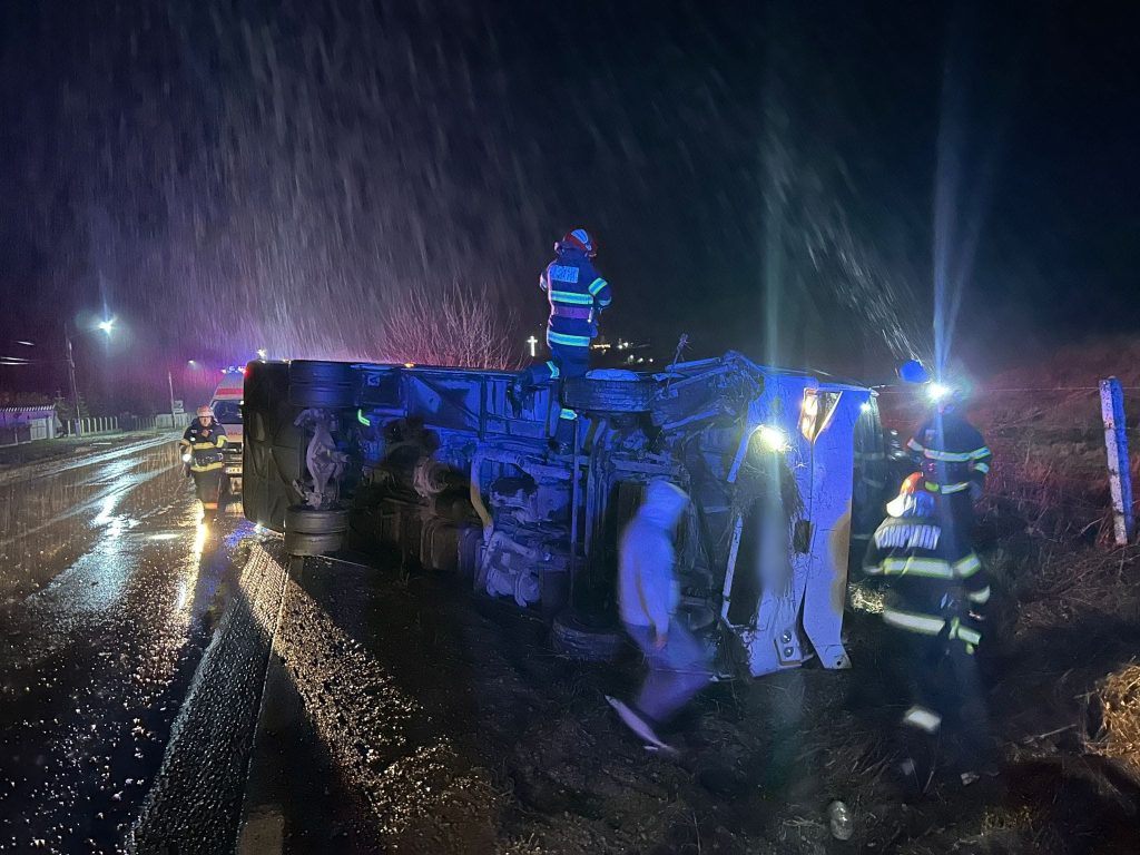 Miniautocar răsturnat în afara părţii carosabile, pe drumul E85, 
