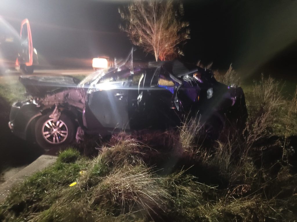 Autoturism răsturnat în afara părții carosabile pe DN17