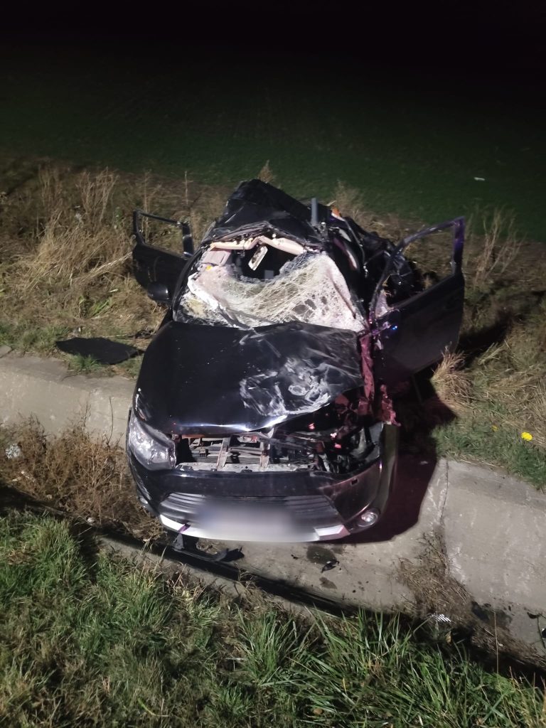 Autoturism răsturnat în afara părții carosabile pe DN17