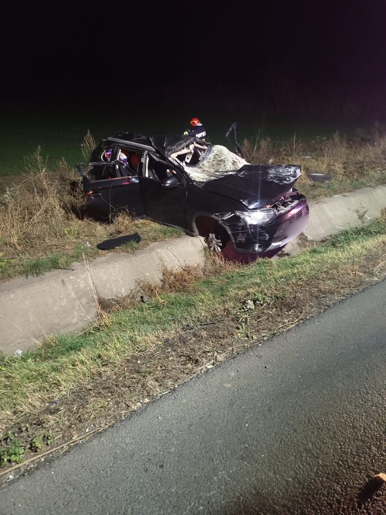 Autoturism răsturnat în afara părții carosabile pe DN17