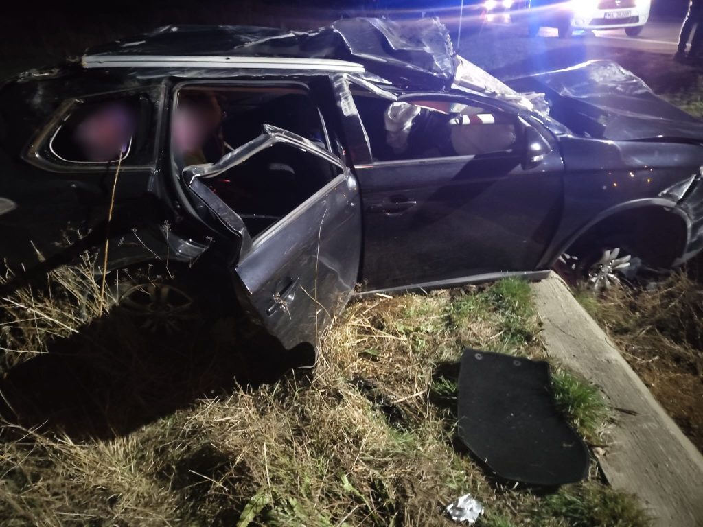 Autoturism răsturnat în afara părții carosabile pe DN17