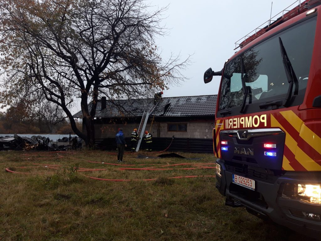 Incendiu în centrul localității Mălini
