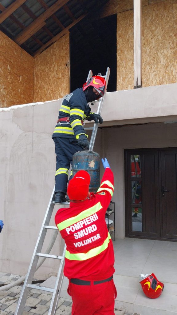 Incendiu izbucnit la acoperișul unei locuințe din localitatea Simila Incendiu izbucnit la acoperișul unei locuințe din localitatea Simila