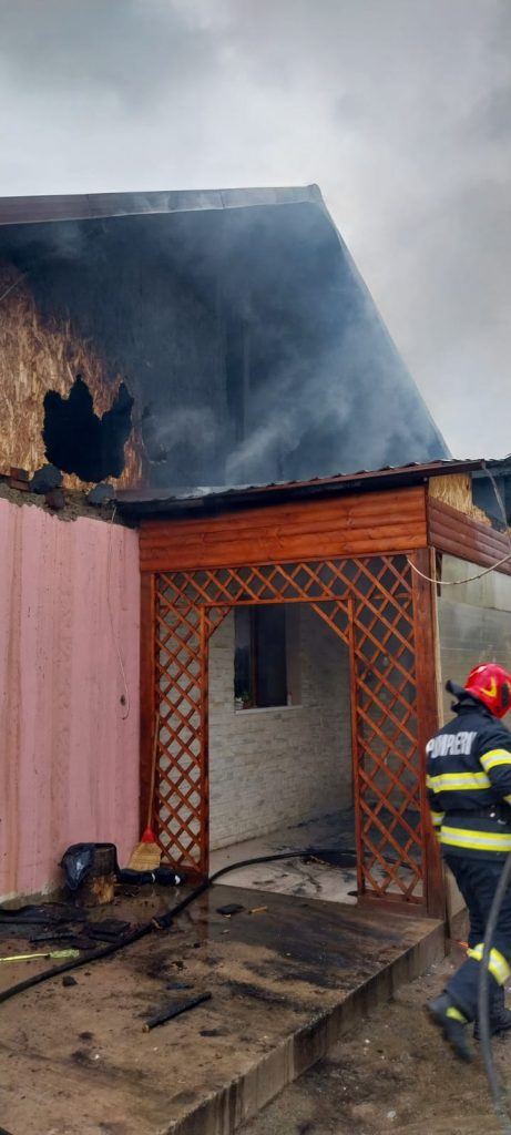 incendiu izbucnit la acoperișul unei locuințe din localitatea Simila incendiu izbucnit la acoperișul unei locuințe din localitatea Simila