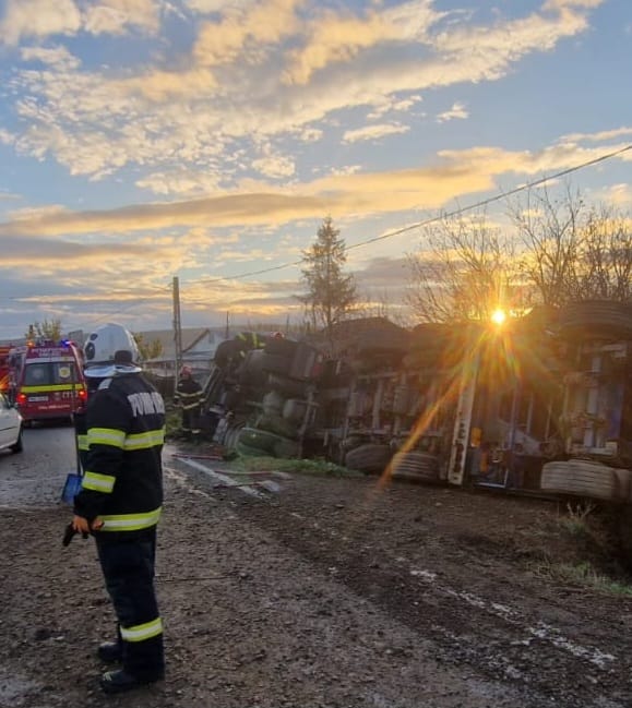 Un autocamion încărcat cu pământ s-a răsturnat pe DN24