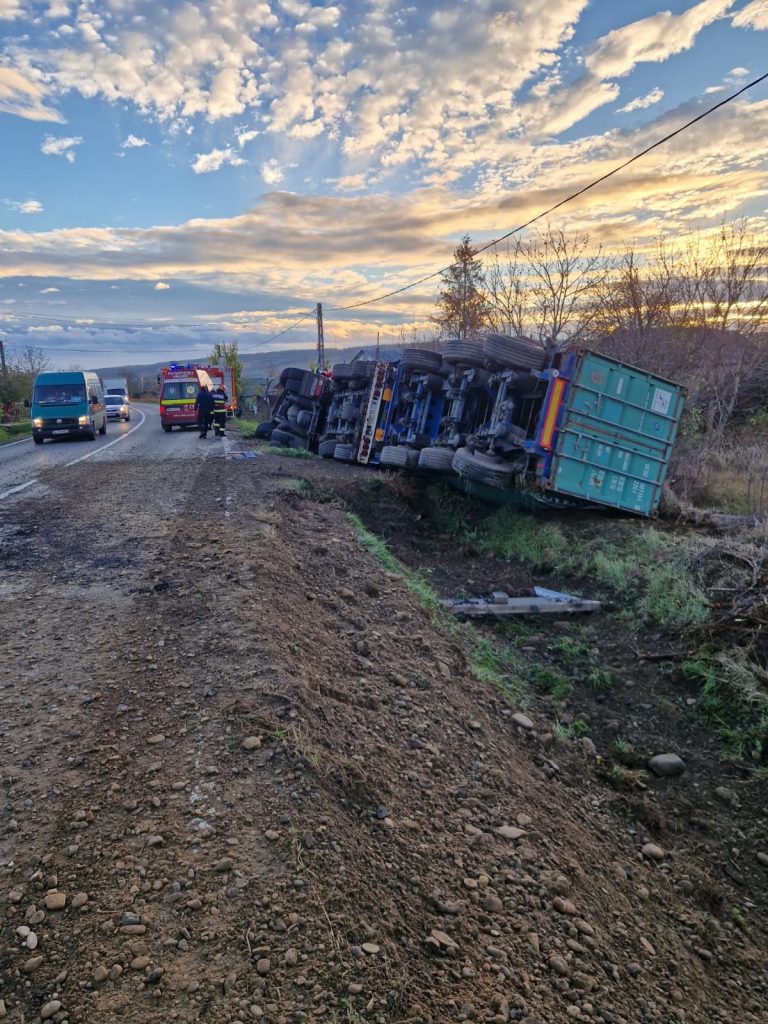 Un autocamion încărcat cu pământ s-a răsturnat pe DN24