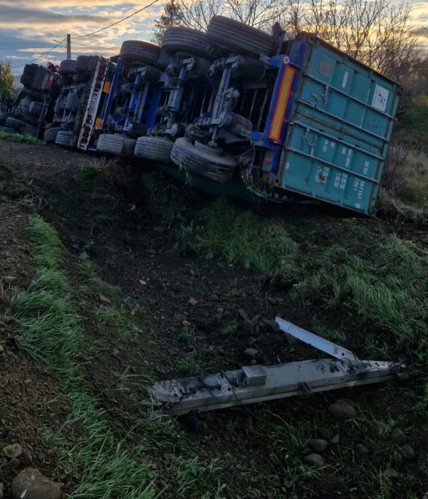 Un autocamion încărcat cu pământ s-a răsturnat pe DN24