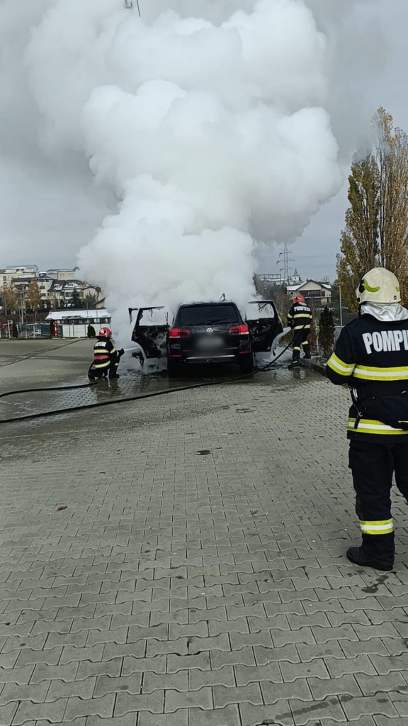Incendiu izbucnit la un autoturism, aflat în parcarea unui magazin de bricolaj, din municipiul Fălticeni