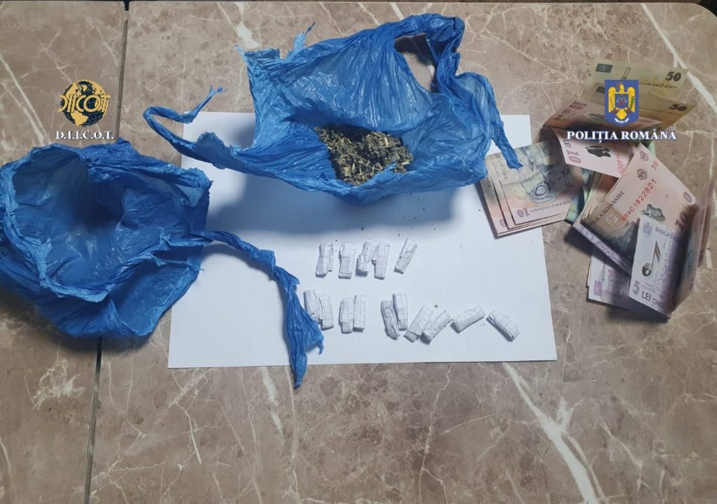 Percheziții la persoane bănuite de trafic de droguri de risc