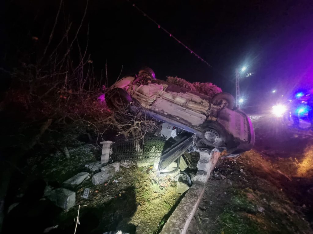 „Autoturism răsturnat în afara părții carosabile pe raza localității Frătăuții Vechi