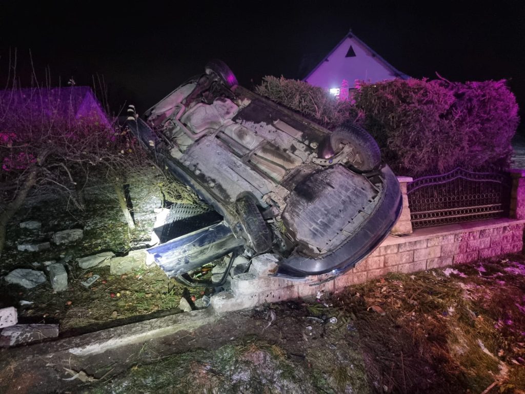 „Autoturism răsturnat în afara părții carosabile pe raza localității Frătăuții Vechi