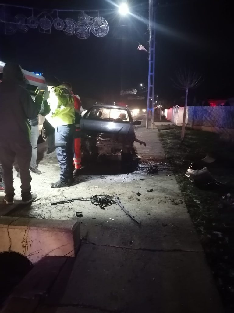 Autoturism ieșit în afara părții carosabile, în Dumbrăveni