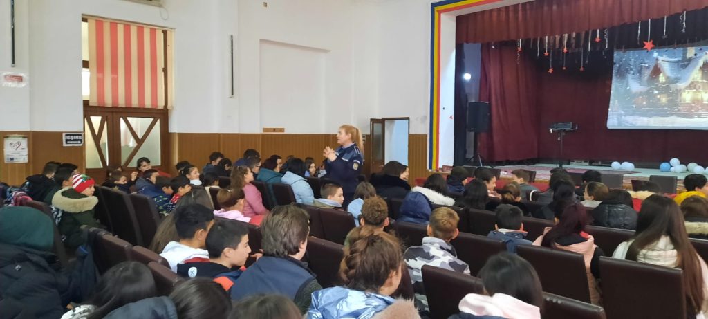 Activitate de prevenire, pe linie rutieră, desfășurată de polițiști 