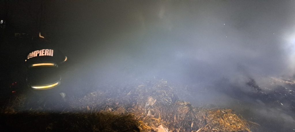 Incendiu izbucnit la un depozit de furaje aflat într-o gospodărie 