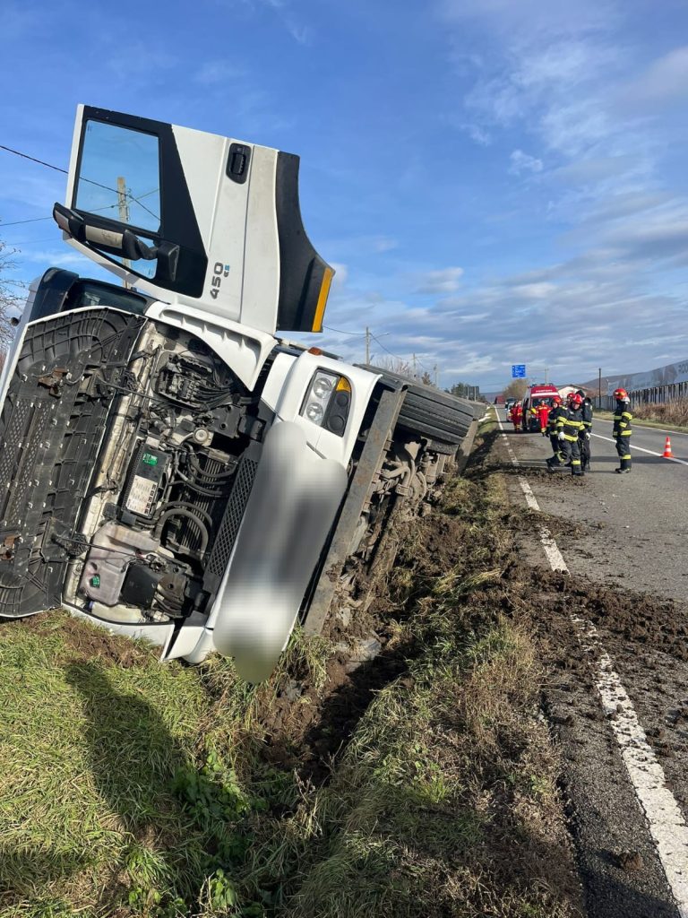 Autocisternă răsturnată pe o parte în Oltenești