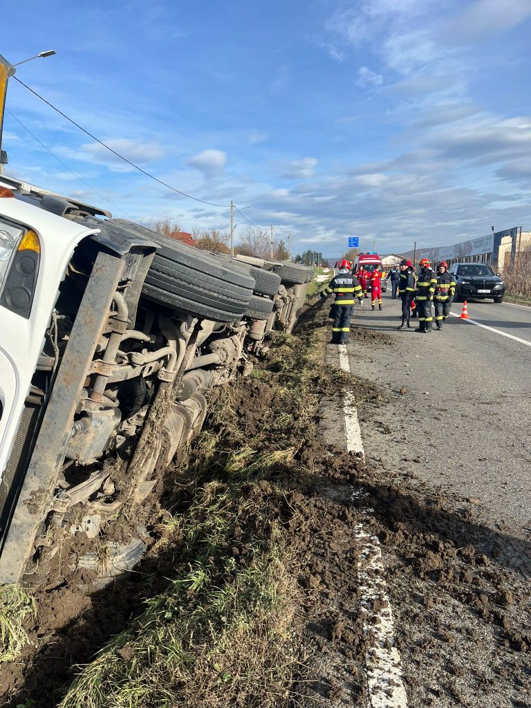 Autocisternă răsturnată pe o parte în Oltenești