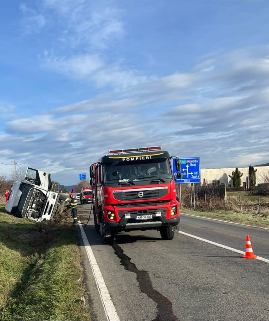 Autocisternă răsturnată pe o parte în Oltenești