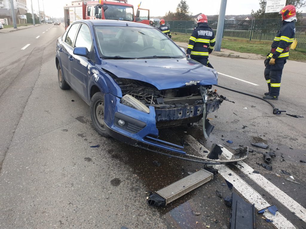 Două autoturisme s-au ciocnit în municipiul Vaslui, o victimă