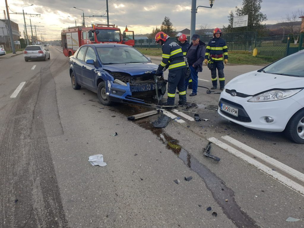 Două autoturisme s-au ciocnit în municipiul Vaslui, o victimă